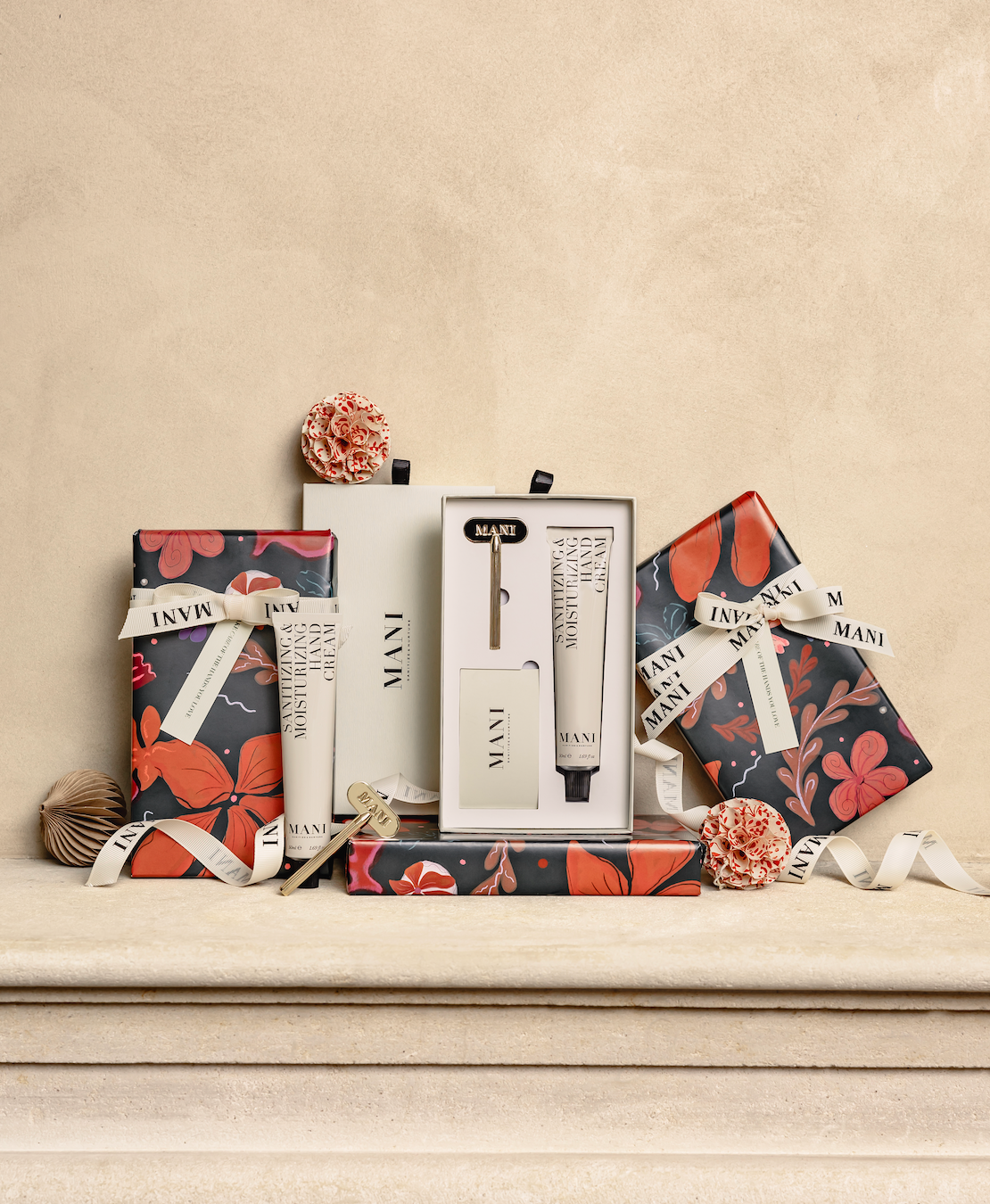 Laden Sie das Bild in den Gallery Viewer, Gift Wrapped Sanitizing & moisturizing Hand Cream